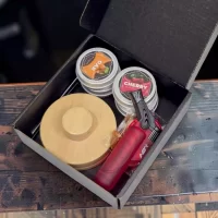 Kit premium para ahumar licores y cócteles. Incluye ahumador, soplete, cuatro tipos de madera, frutas deshidratadas y estuche personalizable y tarjeta impresa
