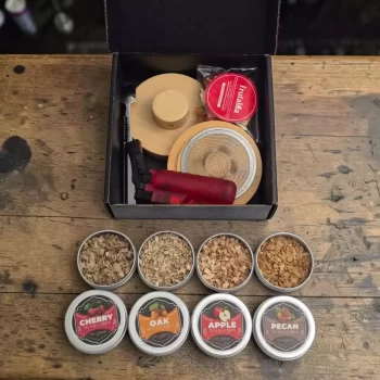 Kit premium para ahumar licores y cócteles. Incluye ahumador, soplete, cuatro tipos de madera, frutas deshidratadas y estuche personalizable y tarjeta impresa