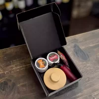 Kit premium para ahumar licores y cócteles. Incluye ahumador, soplete, cuatro tipos de madera, frutas deshidratadas y estuche personalizable y tarjeta impresa