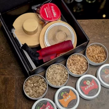 Kit premium para ahumar licores y cócteles. Incluye ahumador, soplete, cuatro tipos de madera, frutas deshidratadas y estuche personalizable y tarjeta impresa