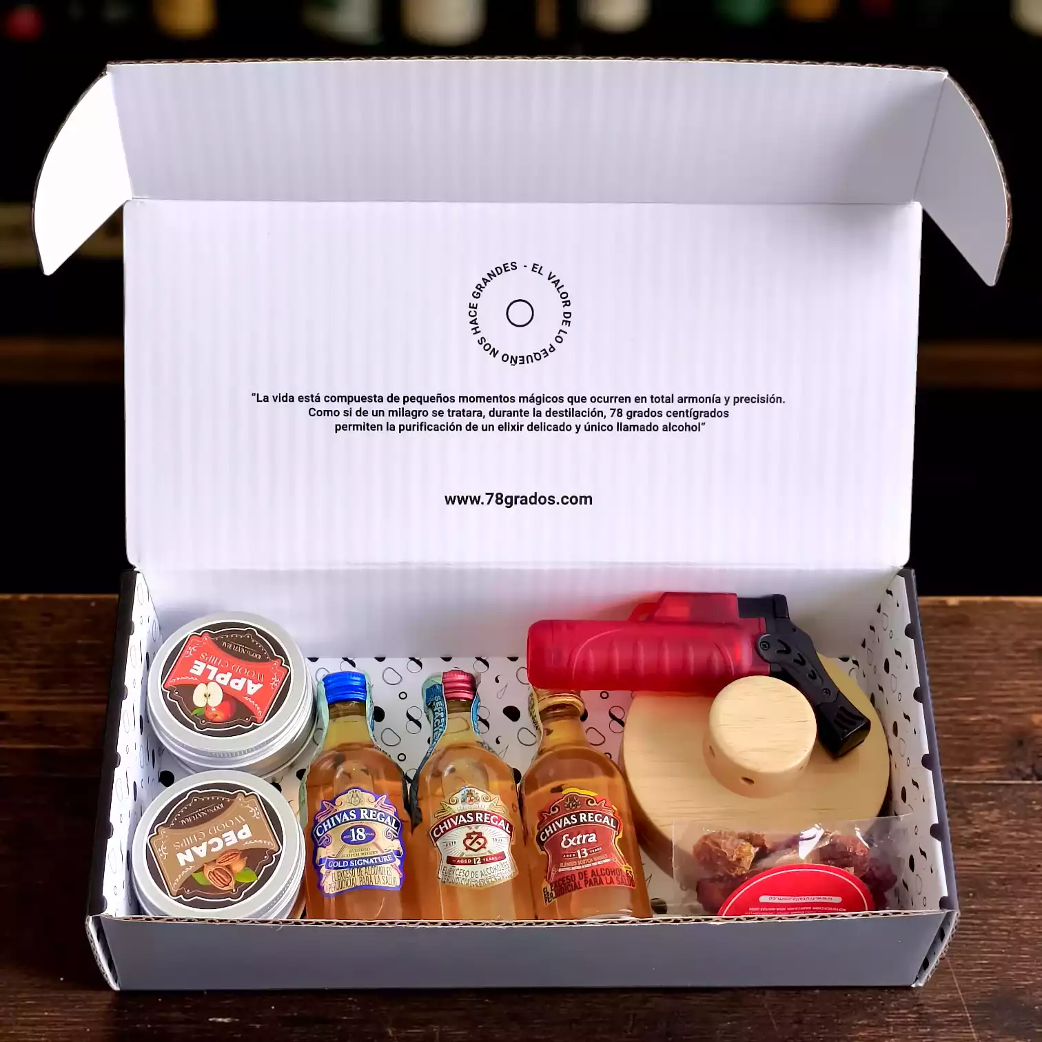 Kit para ahumar whisky Chivas Regal con mini botellas, soplete, ahumador, astillas aromáticas y estuche premium personalizable. El regalo perfecto para amantes del whisky.