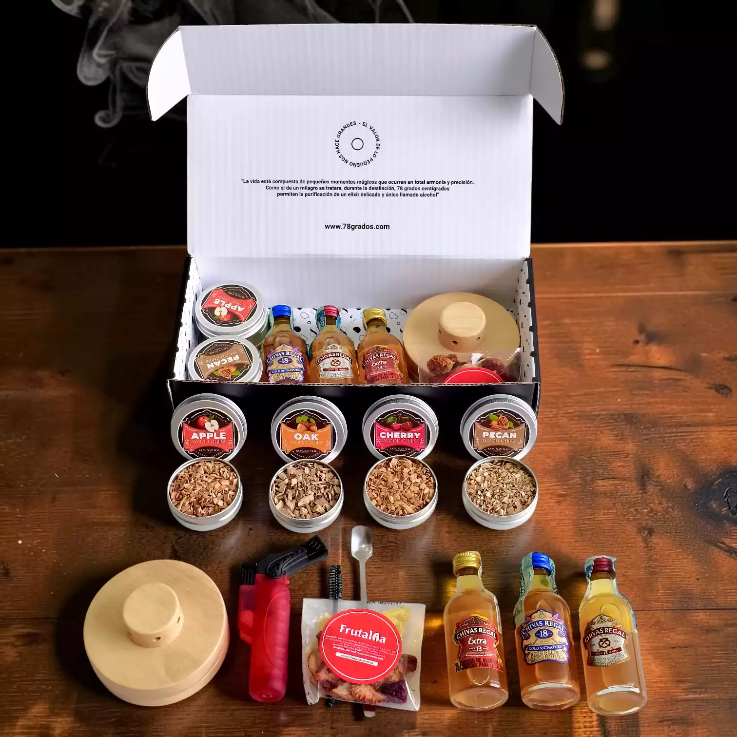 Kit para ahumar whisky Chivas Regal con mini botellas, soplete, ahumador, astillas aromáticas y estuche premium personalizable. El regalo perfecto para amantes del whisky.