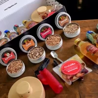 Kit para ahumar whisky Chivas Regal con mini botellas, soplete, ahumador, astillas aromáticas y estuche premium personalizable. El regalo perfecto para amantes del whisky.