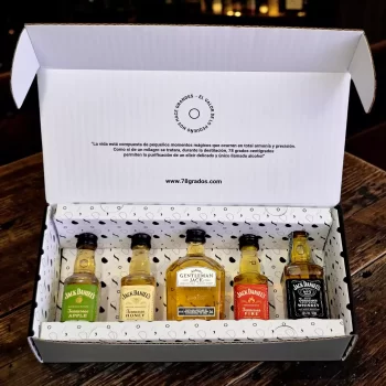 Descubre cinco expresiones icónicas de Jack Daniel's en un estuche premium con mini botellas. Un regalo exclusivo para disfrutar, compartir o coleccionar - Jack Daniels n7, Honey, Fire, Apple, Gentleman Jack en 50mL