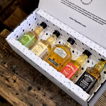 Descubre cinco expresiones icónicas de Jack Daniel's en un estuche premium con mini botellas. Un regalo exclusivo para disfrutar, compartir o coleccionar - Jack Daniels n7, Honey, Fire, Apple, Gentleman Jack en 50mL