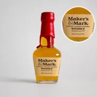 Mini botella Maker's Mark Bourbon Whisky 50 mL. Bourbon premium de Kentucky con notas de vainilla, caramelo y roble. Ideal para regalos, colecciones y degustaciones.