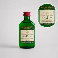 Mini botella Buchanan's Deluxe 12 Años 50 mL. Whisky escocés premium con notas de miel, vainilla y frutas maduras. Ideal para regalos, degustaciones y colecciones - Minibotella 100% original
