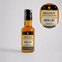 Mini botella Brandy Grajales 50 mL. Un brandy colombiano de tradición, con notas suaves de vainilla y madera, ideal para regalos, colecciones y estuches personalizados. Minibotella 100% original – Botellita mini