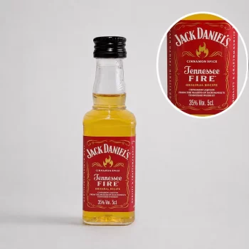 Compra la mini botella Jack Daniel's Tennessee Fire 50 mL. Disfruta un whisky con intenso sabor a canela, ideal para regalos, colecciones y degustaciones.