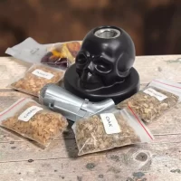 Descubre el Kit Premium con forma de Calavera para Ahumar Licores, 4 tipos de astillas (Cherry, Apple, Oak, Hickory), frutas deshidratadas, soplete a gas recargable y estuche premium – 78 Grados Deluxe