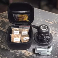 Descubre el Kit Premium con forma de Calavera para Ahumar Licores, 4 tipos de astillas (Cherry, Apple, Oak, Hickory), frutas deshidratadas, soplete a gas recargable y estuche premium - 78 Grados Deluxe