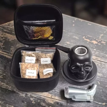 Descubre el Kit Premium con forma de Calavera para Ahumar Licores, 4 tipos de astillas (Cherry, Apple, Oak, Hickory), frutas deshidratadas, soplete a gas recargable y estuche premium - 78 Grados Deluxe