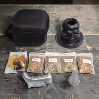 Descubre el Kit Premium con forma de Calavera para Ahumar Licores, 4 tipos de astillas (Cherry, Apple, Oak, Hickory), frutas deshidratadas, soplete a gas recargable y estuche premium – 78 Grados Deluxe