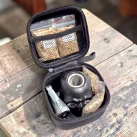 Descubre el Kit Premium con forma de Calavera para Ahumar Licores, 4 tipos de astillas (Cherry, Apple, Oak, Hickory), frutas deshidratadas, soplete a gas recargable y estuche premium – 78 Grados Deluxe
