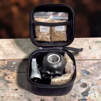 Descubre el Kit Premium con forma de Calavera para Ahumar Licores, 4 tipos de astillas (Cherry, Apple, Oak, Hickory), frutas deshidratadas, soplete a gas recargable y estuche premium – 78 Grados Deluxe