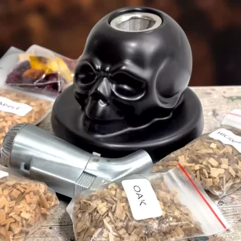 Descubre el Kit Premium con forma de Calavera para Ahumar Licores, 4 tipos de astillas (Cherry, Apple, Oak, Hickory), frutas deshidratadas, soplete a gas recargable y estuche premium - 78 Grados Deluxe