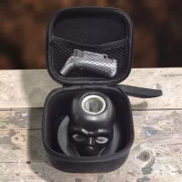 Descubre el Kit Premium con forma de Calavera para Ahumar Licores, 4 tipos de astillas (Cherry, Apple, Oak, Hickory), frutas deshidratadas, soplete a gas recargable y estuche premium – 78 Grados Deluxe