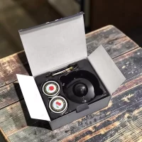Kit Premium Eléctrico Para Ahumar Licores: Incluye máquina ahumadora eléctrica, seis virutas de madera (Oak, Apple, Walnut, Cherry, Beech, Pear), cepillo de limpieza, cuchara dosificadora, cable USB, frutas deshidratadas, manual y estuche de lujo.