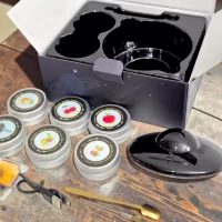 Kit Premium Eléctrico Para Ahumar Licores: Incluye máquina ahumadora eléctrica, seis virutas de madera (Oak, Apple, Walnut, Cherry, Beech, Pear), cepillo de limpieza, cuchara dosificadora, cable USB, frutas deshidratadas, manual y estuche de lujo.