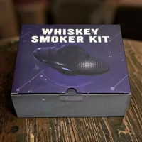 Kit Premium Eléctrico Para Ahumar Licores: Incluye máquina ahumadora eléctrica, seis virutas de madera (Oak, Apple, Walnut, Cherry, Beech, Pear), cepillo de limpieza, cuchara dosificadora, cable USB, frutas deshidratadas, manual y estuche de lujo.