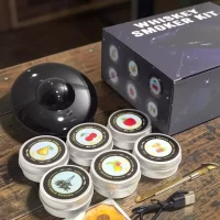 Kit Premium Eléctrico Para Ahumar Licores: Incluye máquina ahumadora eléctrica, seis virutas de madera (Oak, Apple, Walnut, Cherry, Beech, Pear), cepillo de limpieza, cuchara dosificadora, cable USB, frutas deshidratadas, manual y estuche de lujo.
