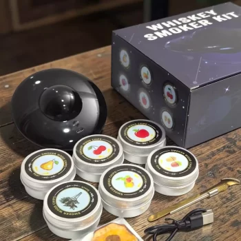 Kit Premium Eléctrico Para Ahumar Licores: Incluye máquina ahumadora eléctrica, seis virutas de madera (Oak, Apple, Walnut, Cherry, Beech, Pear), cepillo de limpieza, cuchara dosificadora, cable USB, frutas deshidratadas, manual y estuche de lujo.