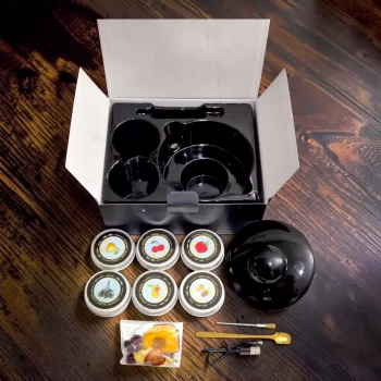 Kit Premium Eléctrico Para Ahumar Licores: Incluye máquina ahumadora eléctrica, seis virutas de madera (Oak, Apple, Walnut, Cherry, Beech, Pear), cepillo de limpieza, cuchara dosificadora, cable USB, frutas deshidratadas, manual y estuche de lujo.