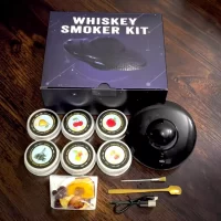 Kit Premium Eléctrico Para Ahumar Licores: Incluye máquina ahumadora eléctrica, seis virutas de madera (Oak, Apple, Walnut, Cherry, Beech, Pear), cepillo de limpieza, cuchara dosificadora, cable USB, frutas deshidratadas, manual y estuche de lujo.