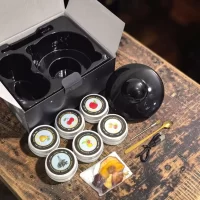 Kit Premium Eléctrico Para Ahumar Licores: Incluye máquina ahumadora eléctrica, seis virutas de madera (Oak, Apple, Walnut, Cherry, Beech, Pear), cepillo de limpieza, cuchara dosificadora, cable USB, frutas deshidratadas, manual y estuche de lujo.