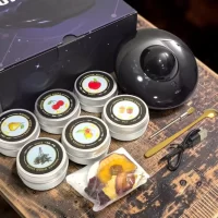 Kit Premium Eléctrico Para Ahumar Licores: Incluye máquina ahumadora eléctrica, seis virutas de madera (Oak, Apple, Walnut, Cherry, Beech, Pear), cepillo de limpieza, cuchara dosificadora, cable USB, frutas deshidratadas, manual y estuche de lujo.