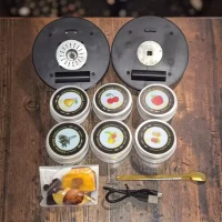 Kit Premium Eléctrico Para Ahumar Licores: Incluye máquina ahumadora eléctrica, seis virutas de madera (Oak, Apple, Walnut, Cherry, Beech, Pear), cepillo de limpieza, cuchara dosificadora, cable USB, frutas deshidratadas, manual y estuche de lujo.